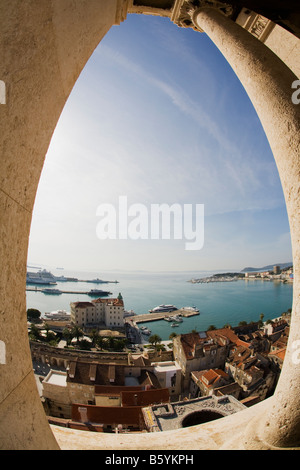 Panoramablick auf Hafen und Meer von Glockenturm Bell Turm von St. Domnius Kathedrale Diokletian Palast Altstadt Split Stockfoto