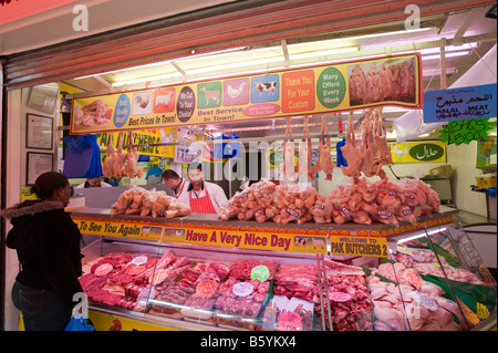 Metzger in Shepherds Bush Markt verkauft Halal-Fleisch, West London W12 Vereinigtes Königreich Stockfoto