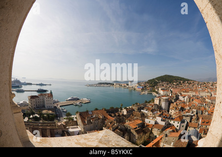 Panoramablick auf Hafen Hafen und die Strandpromenade vom Glockenturm Bell Turm von St. Domnius Kathedrale Diokletian Palast Altstadt Split Stockfoto