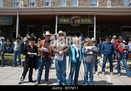 Beobachten Sie vor dem Hotel Irma in westlichen Folk Cody, Wyoming den Fortschritt der jährlichen Buffalo Bill Top Notch Pferd Verkauf Stockfoto