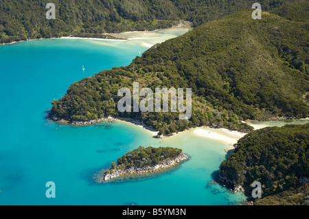 Mosquito Bay unten rechts und Rinde Bay Top links Abel Tasman Nationalpark Nelson Region Südinsel Neuseeland Antenne Stockfoto