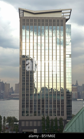 Ein Hochhaus von New Jersey fängt kunstvoll Abendlicht und Reflexionen in seiner modernen Glaswänden Stockfoto