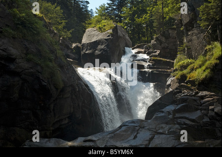 Cascade de Cerisey, einer der vielen eindrucksvollen Wasserfälle in den französischen Pyrenäen Stockfoto