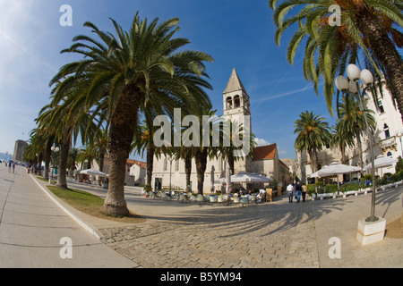 Uferpromenade von Trogir Hafen Hafen an der dalmatinischen Küste von Kroatien Dalmatien Stockfoto