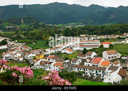 Dorf von Furnas eingebettet in vulkanischen Tal von Sao Miguel Island Azoren Stockfoto