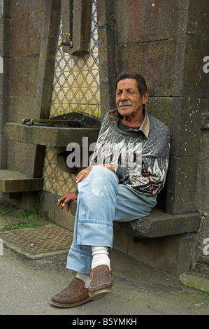 Ältere Portugiese sitzen Brunnen im Ort Furnas Sao Miguel Azoren-Portugal Stockfoto