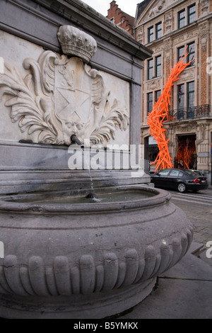 Wasserspiel in der Place du Grand Sablon mit Kunstinstallation an Pierre Bergé & Associés im Hintergrund. Brüssel. (44) Stockfoto