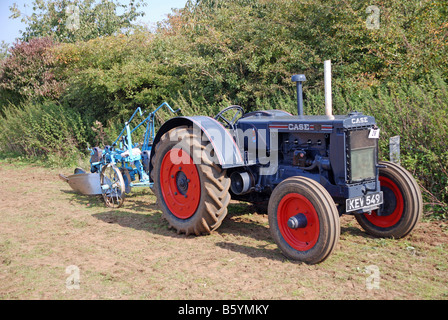 Oldtimer Fall Modell C-Traktor und Pflug Pflüger Paul Wylie Registrierung Nummer KEV 549 C Modell Traktoren wurden aus produziert. Stockfoto