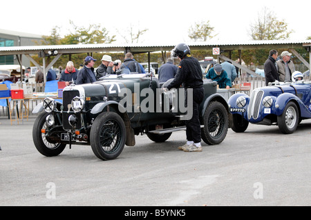 VSCC Herbst Sprint Goodwood Sussex 25. Oktober 2008 ein Treiber bereitet sich auf seine 1931 Alvis 12 an Bord 50 TJ-Tourer mit Frazer Nash Stockfoto