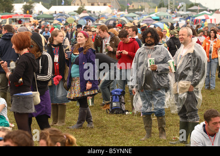 Fans beobachten live-Musik im Regen und Schlamm auf Glastonbury Rock Festival Juni 2008 Stockfoto