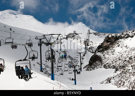 Sessellift mit Skifahrer in Turoa Skifield, Ruapehu, Neuseeland Stockfoto