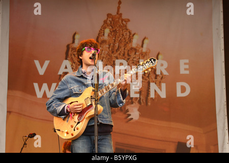 Vampir Wochenende Popgruppe Band Lead Sänger Ezra Koenig die live auf der Bühne beim Glastonbury Festival Juni 2008 Stockfoto