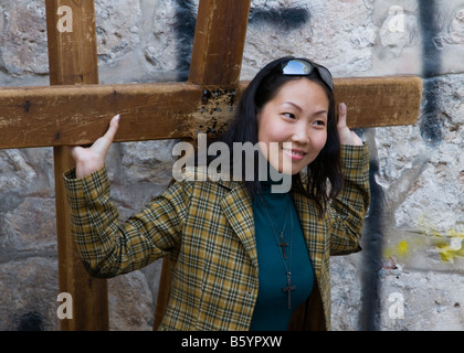 Israel Jerusalem Altstadt Via Dolorosa Station IX Asiatin für Bild anhalten, während die Kreuztragung Stockfoto