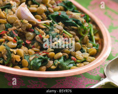 Linsen mit Spinat und Knoblauch Stockfoto