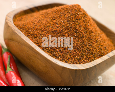 Schüssel mit Hot Chili-Pulver mit frischen Chilis Stockfoto