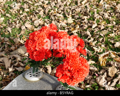 Blumen auf ein Grab auf einem Friedhof Stockfoto