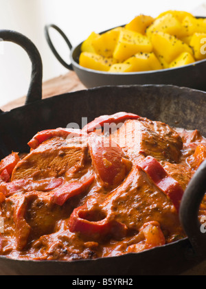 Chicken Tikka Masala mit Bombay Aloo Stockfoto