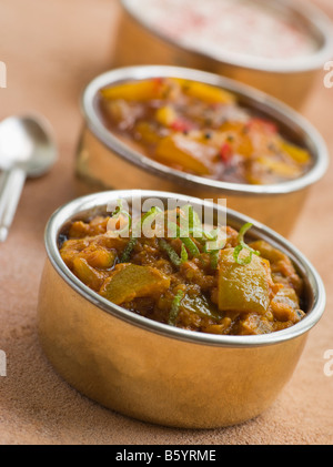 Lime Pickle mit Mango-Chutney und Raita Stockfoto