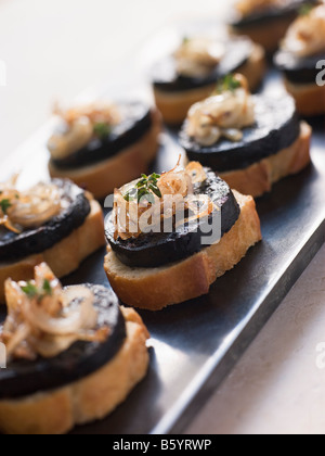 Gebratene spanische Blutwurst und Zwiebeln Stockfoto