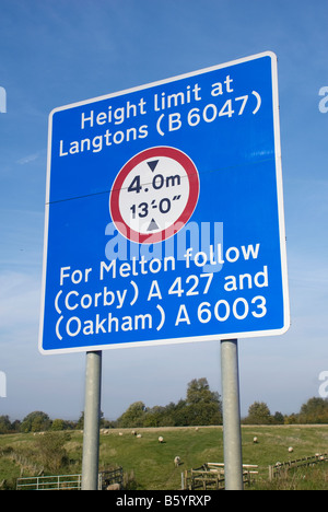 Blaues Schild Warnung vor Höhenbegrenzung auf Straße weiter im Vereinigten Königreich Stockfoto