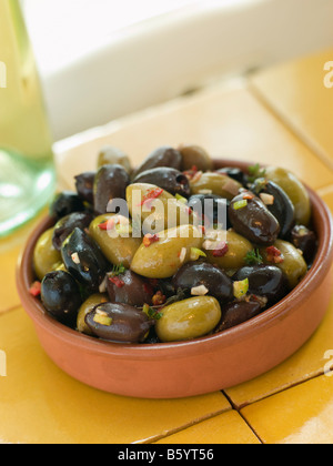 Schüssel mit gemischten marinierten Oliven Stockfoto