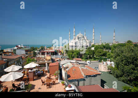 ISTANBUL. Auf der Dachterrasse Blick auf Sultanahmet, gegenüber der blauen Moschee entfernt. 2008. Stockfoto