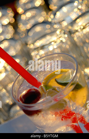 ISTANBUL. Glas Gin & Tonikum beleuchtet von der untergehenden Sonne auf der Dachterrasse Bar Nu Teras Restaurant im Stadtteil Pera Beyoglu. Stockfoto