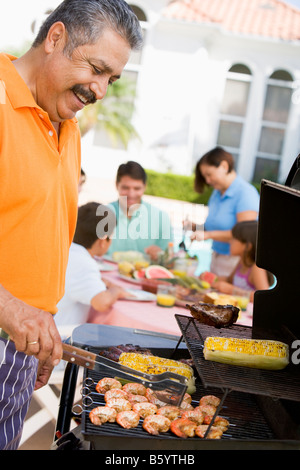 Familie ein Barbecue genießen Stockfoto