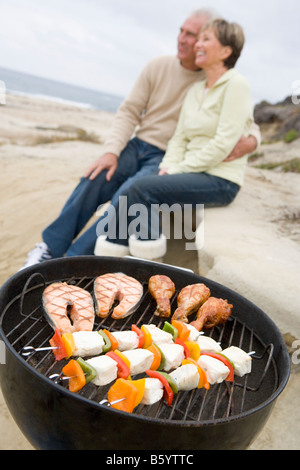 Paar auf einem Grill kochen Stockfoto