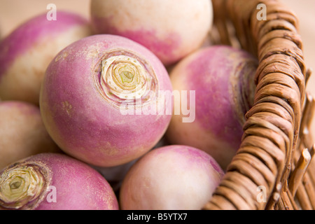 Korb mit Rüben Stockfoto