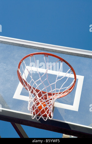 Basketballkorb in Turnhalle Stockfoto