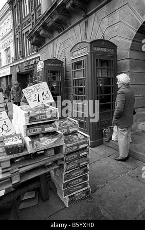 UK England Cheshire Stockport Stadtzentrum K6 Telefon Boxen im Marktplatz in 1980er Jahren nun entfernt Stockfoto