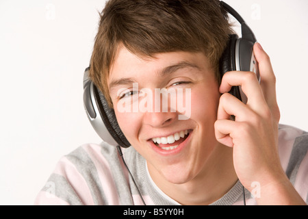 Teenager, die Musik über Kopfhörer hören Stockfoto