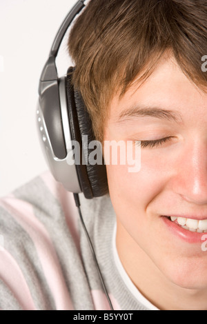 Teenager, die Musik über Kopfhörer hören Stockfoto