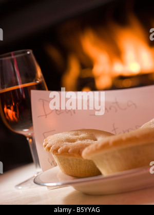 Santa Platte Mince Pie Sherry und einen Brief Stockfoto