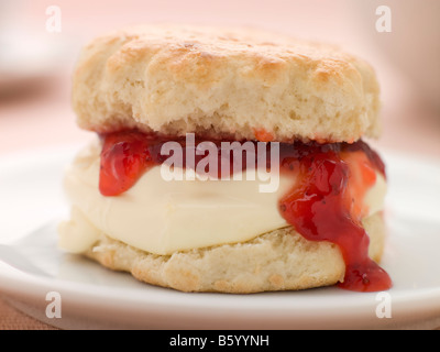 Scone mit Strawberry Jam und Clotted Cream auf einen Teller gefüllt Stockfoto