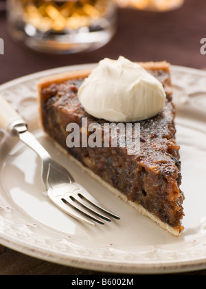 Whisky und getrocknete Früchte Torte mit Schlagsahne Stockfoto