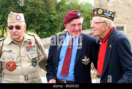 WW2-1944 d-Day-Veteranen wieder vereint am 60. Jahrestag 6. Juni 2004 auf bloße Eglise Ste in Normandie Frankreich Stockfoto