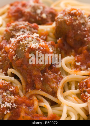 Spaghetti Meatballs garniert mit Parmesankäse Stockfoto