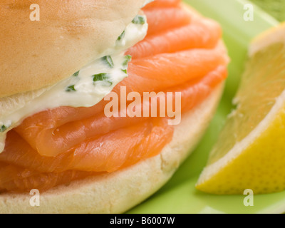 Geräucherter Lachs und Frischkäse Bagel mit einem Keil von Zitrone Stockfoto