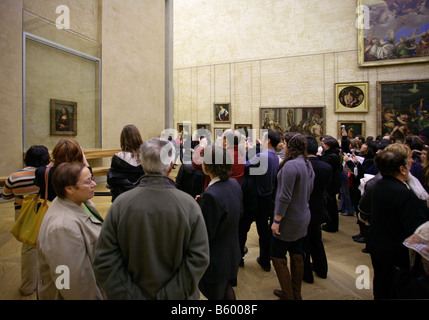 Massen, die Mona Lisa im Denon Flügel des Louvre Museum in Paris Frankreich anzeigen Stockfoto