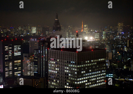 Wolkenkratzer in der Nacht im Geschäftsviertel Nishi Shinjuku in Shinjuku, Tokio, Japan. Stockfoto