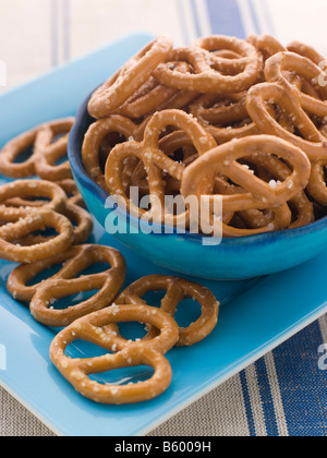 Schüssel mit Brezeln Stockfoto