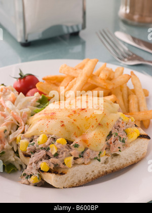 Offenen Thunfisch und süßen Mais verschmelzen mit Krautsalat und Pommes frites Stockfoto