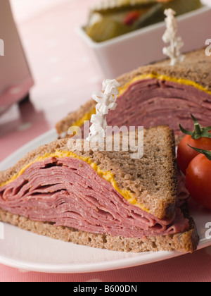 Pastrami auf Roggenbrot mit Senf Stockfoto