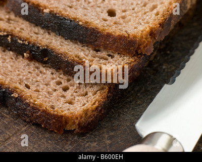 Scheiben von Roggenbrot auf ein Schneidebrett Stockfoto