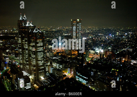 Shinjuku Park Tower im Geschäftsviertel Nishi Shinjuku in Shinjuku, Tokio, Japan. Stockfoto