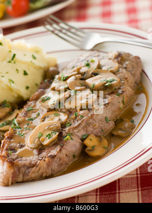 Sirloin Steak mit Diane Sauce und Maische Kartoffel Stockfoto