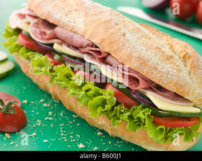 Deli Sub Sandwich auf ein Schneidebrett Stockfoto