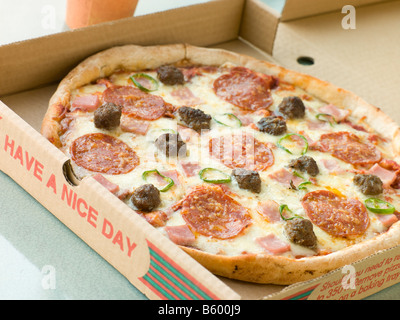 Fleisch fest Pizza in einer Take Away Box Stockfoto